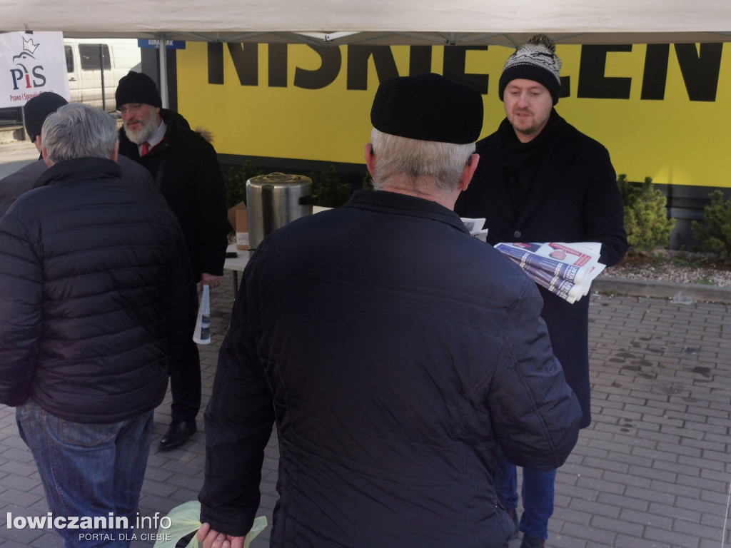 Kandydaci promują się na targowisku