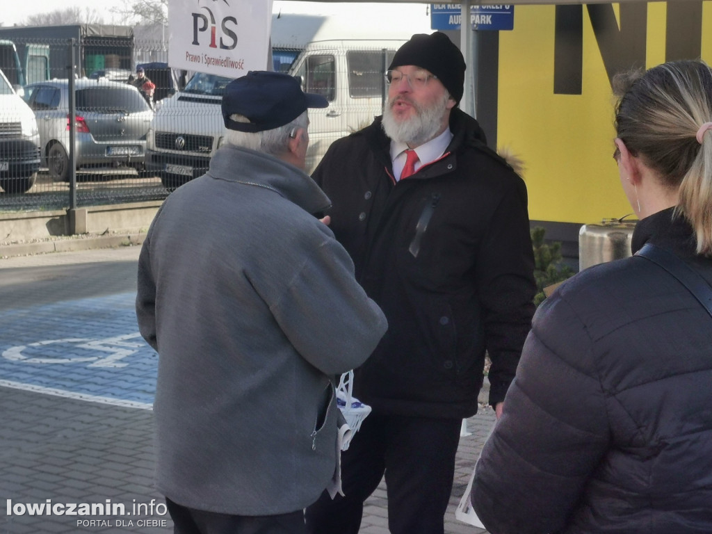Kandydaci promują się na targowisku