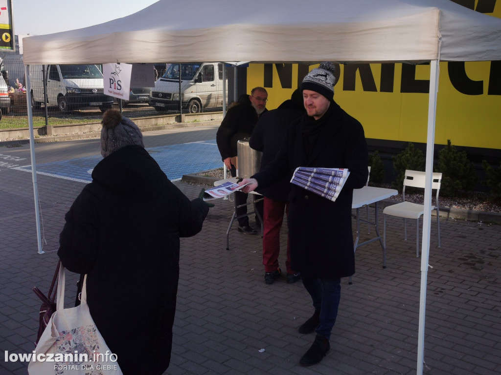 Kandydaci promują się na targowisku