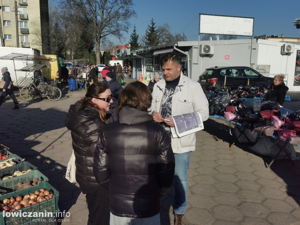 Kandydaci promują się na targowisku