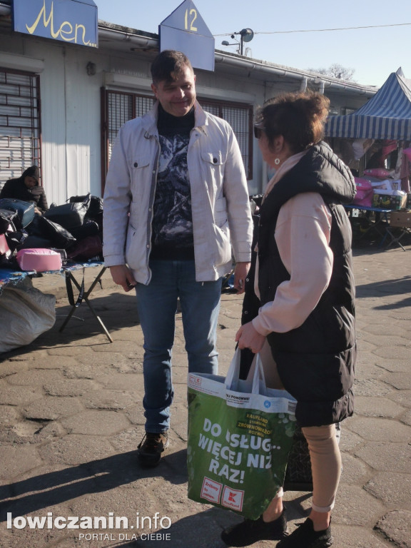 Kandydaci promują się na targowisku