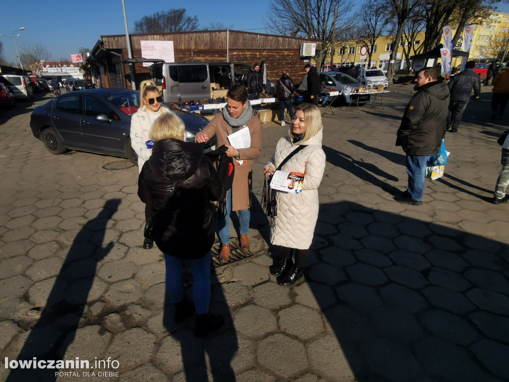 Kandydaci promują się na targowisku