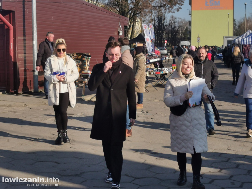 Kandydaci promują się na targowisku