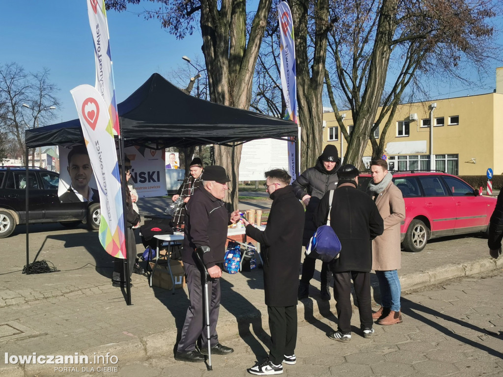 Kandydaci promują się na targowisku