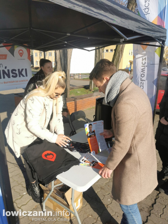 Kandydaci promują się na targowisku