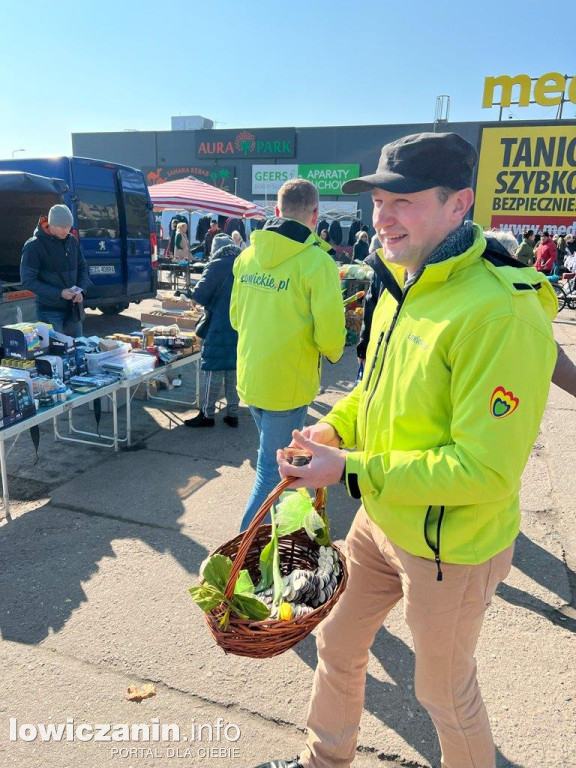 Kandydaci promują się na targowisku