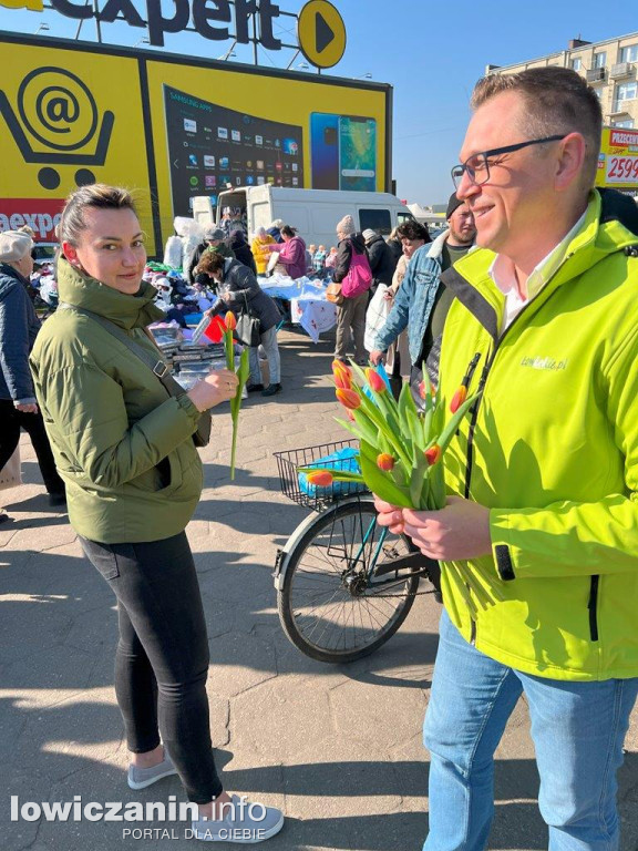 Kandydaci promują się na targowisku