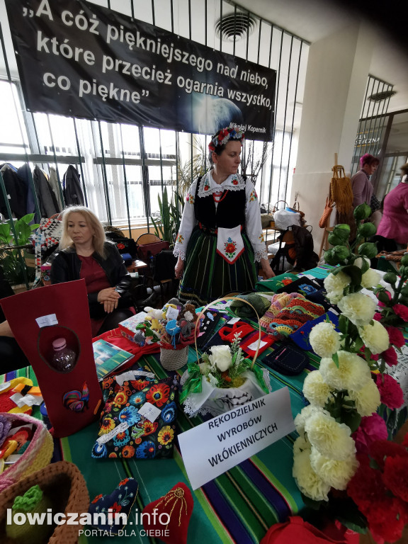 Kiermasz Wielkanocny w szkole przy ul. Ułańskiej