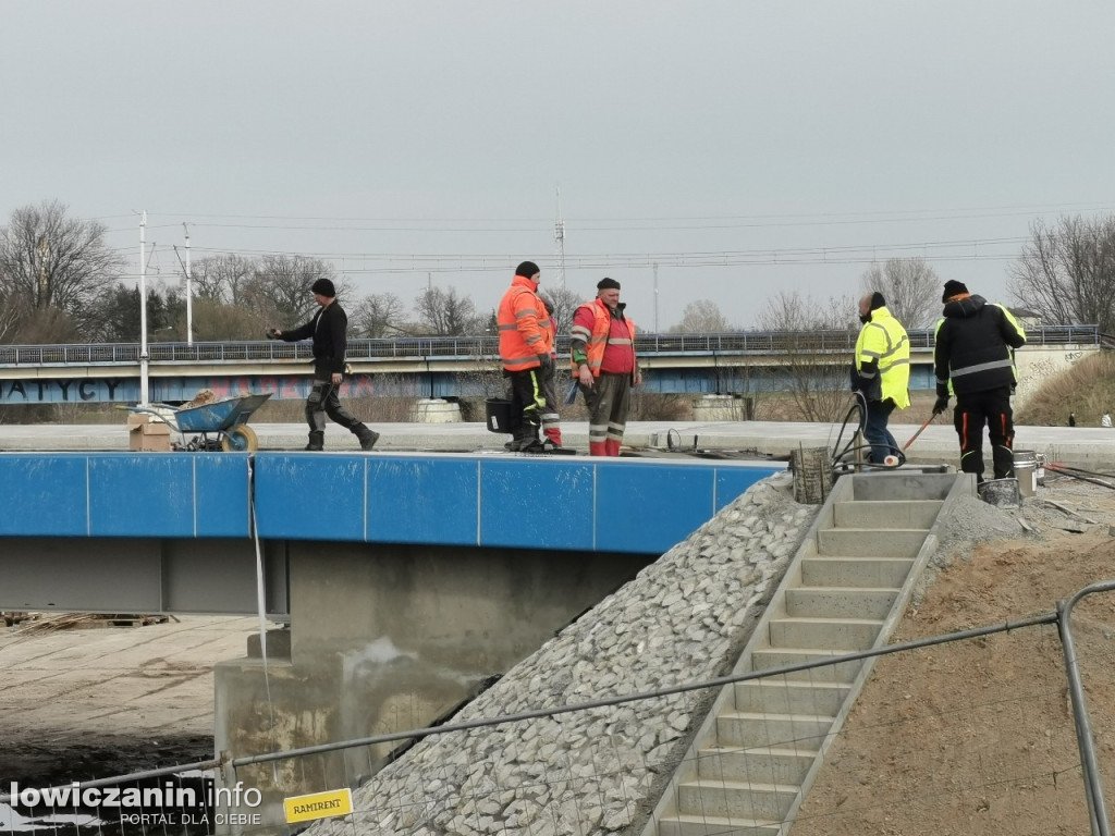 Układanie nawierzchni na chodnikach na moście w Łowiczu