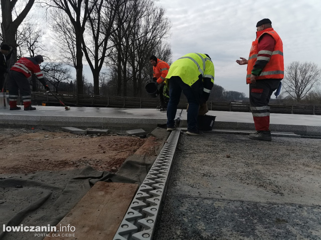 Układanie nawierzchni na chodnikach na moście w Łowiczu