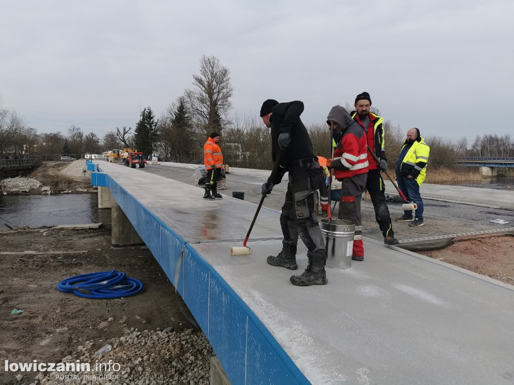 Układanie nawierzchni na chodnikach na moście w Łowiczu
