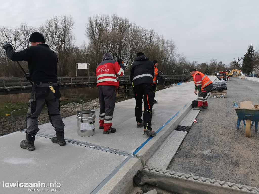 Układanie nawierzchni na chodnikach na moście w Łowiczu
