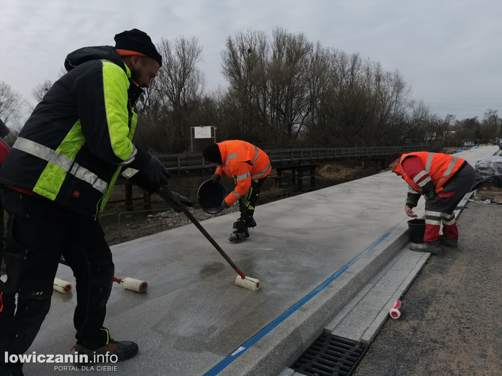 Układanie nawierzchni na chodnikach na moście w Łowiczu