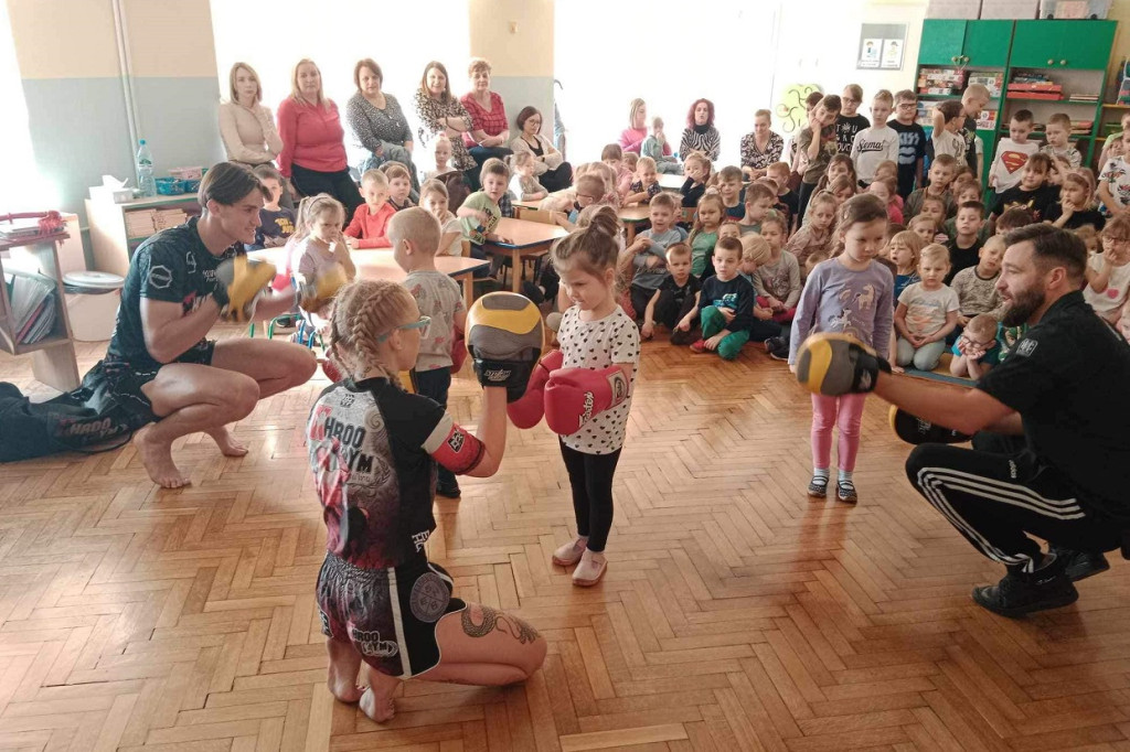 Spotkanie z zawodnikami  klubu  Khroo Gym w Przedszkolu nr 3