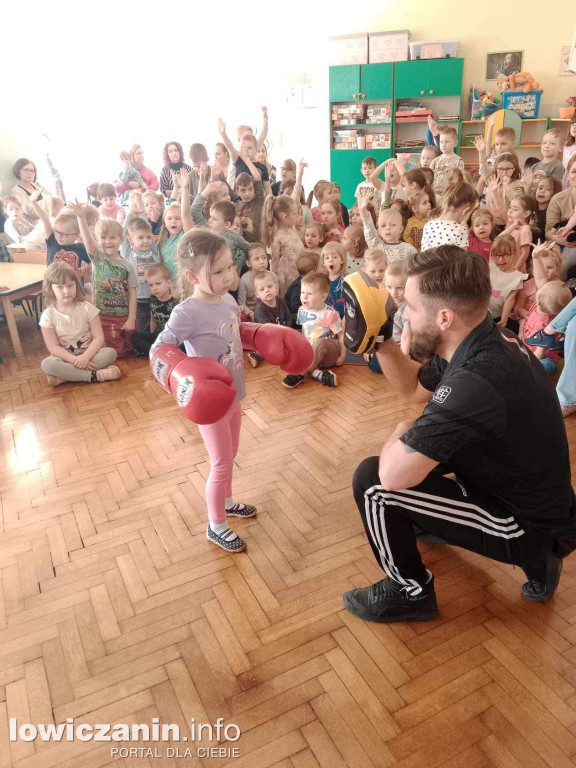 Spotkanie z zawodnikami  klubu  Khroo Gym w Przedszkolu nr 3