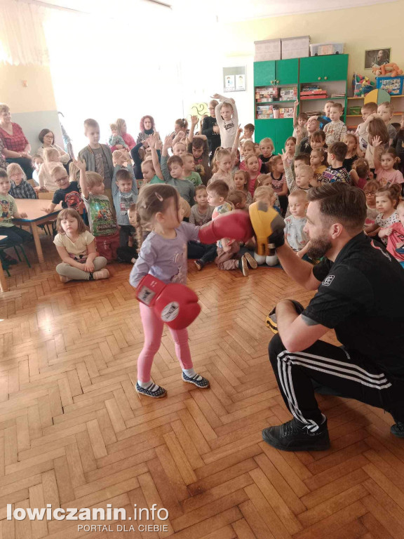 Spotkanie z zawodnikami  klubu  Khroo Gym w Przedszkolu nr 3