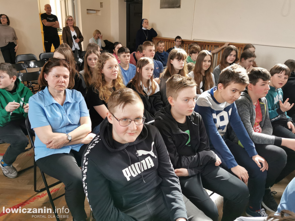 Rewia ptasich piór w łowickiej Jedynce