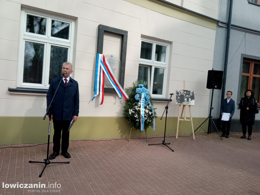 Odsłonięcie Macewy na ulicy Podrzecznej w Łowiczu