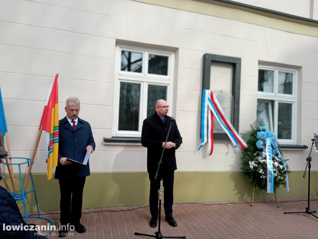 Odsłonięcie Macewy na ulicy Podrzecznej w Łowiczu