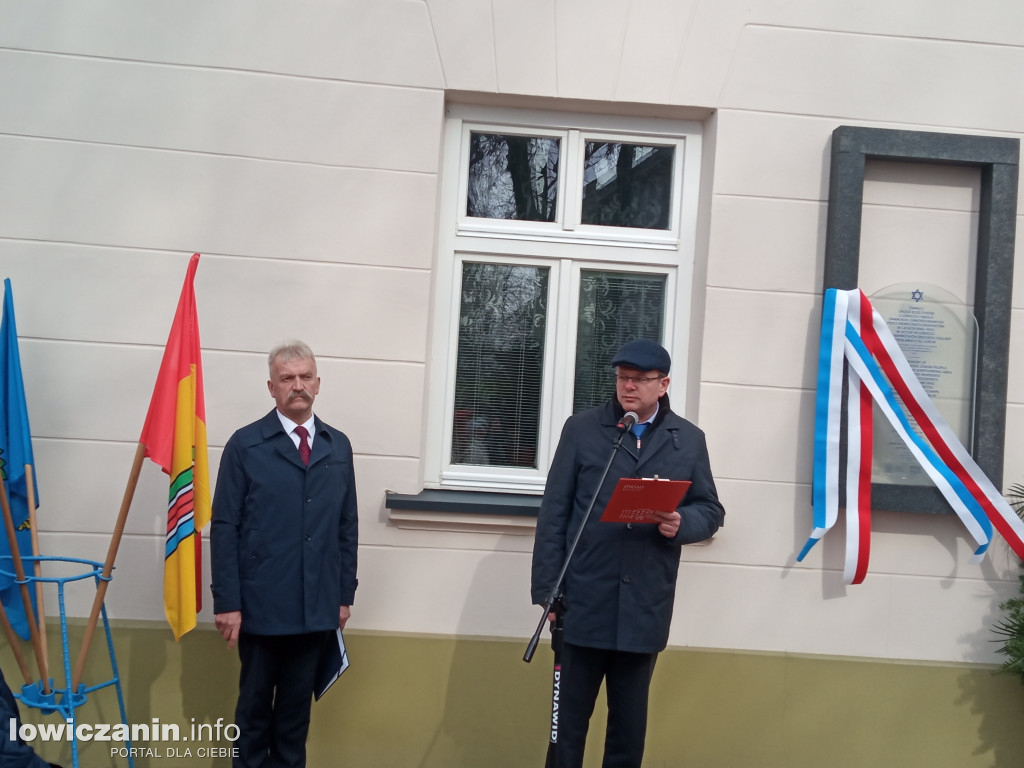 Odsłonięcie Macewy na ulicy Podrzecznej w Łowiczu