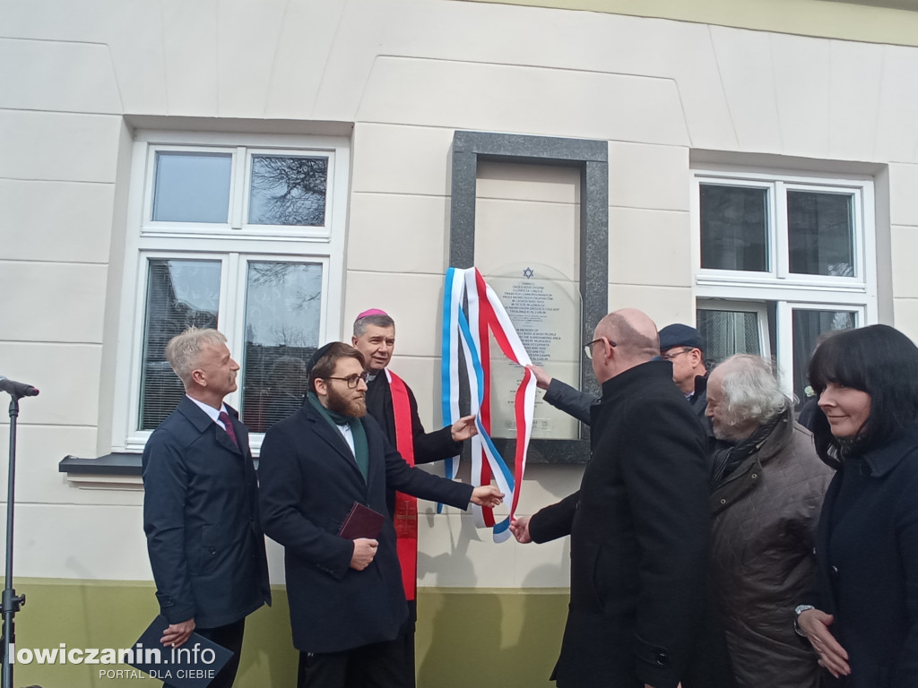 Odsłonięcie Macewy na ulicy Podrzecznej w Łowiczu