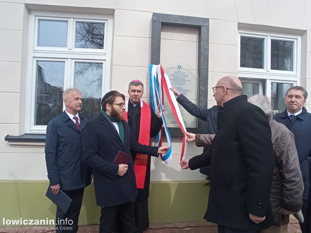 Odsłonięcie Macewy na ulicy Podrzecznej w Łowiczu