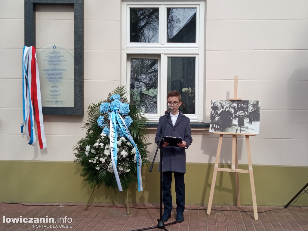 Odsłonięcie Macewy na ulicy Podrzecznej w Łowiczu