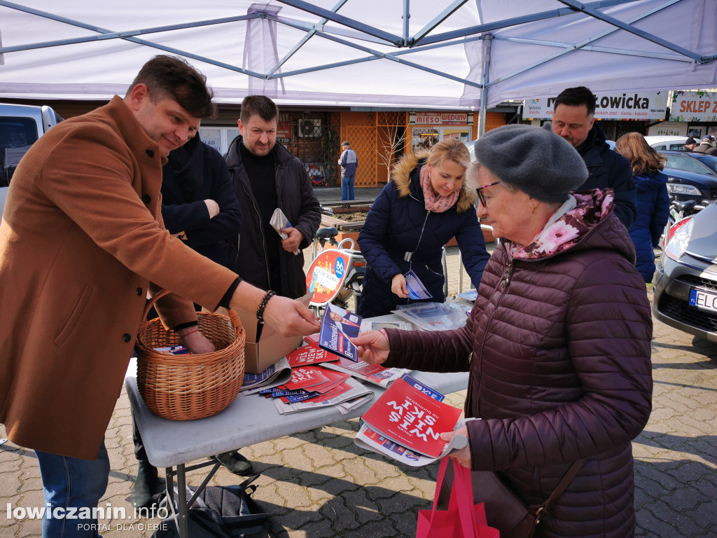 Kampania wyborcza na targowisku w Łowiczu