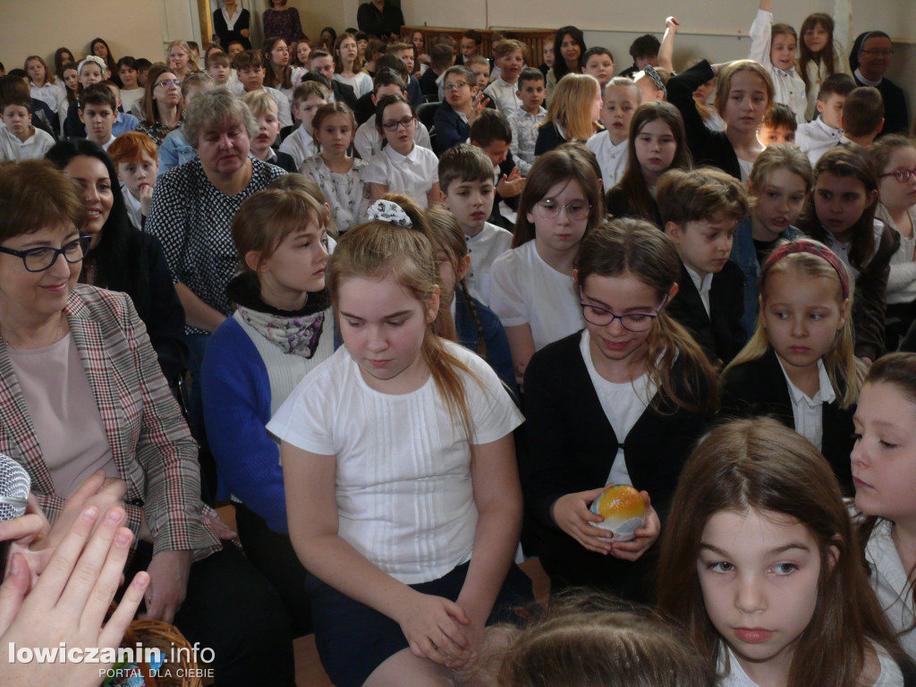 SP1 w Łowiczu. Apel z okazji świąt Wielkanocnych