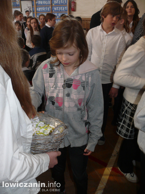 SP1 w Łowiczu. Apel z okazji świąt Wielkanocnych