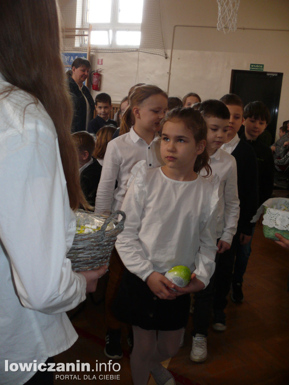 SP1 w Łowiczu. Apel z okazji świąt Wielkanocnych