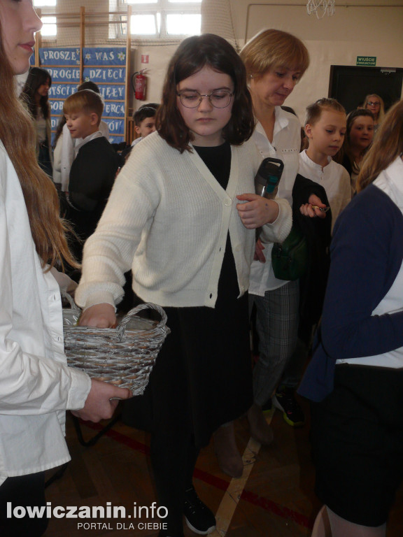 SP1 w Łowiczu. Apel z okazji świąt Wielkanocnych
