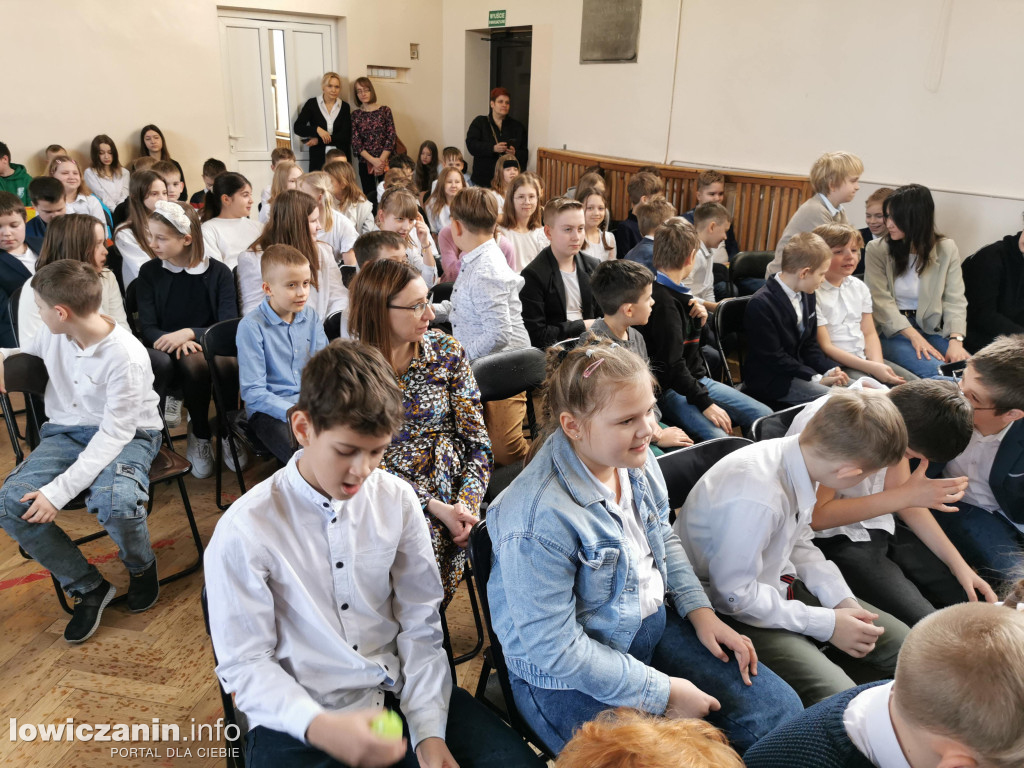 SP1 w Łowiczu. Apel z okazji świąt Wielkanocnych