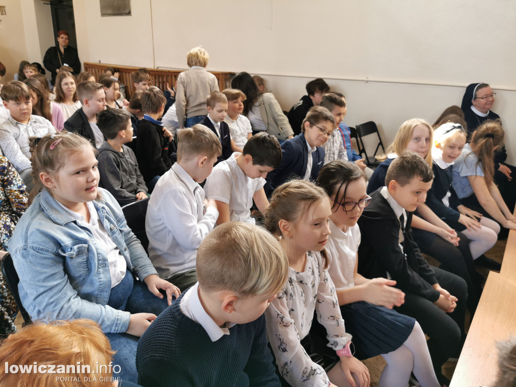 SP1 w Łowiczu. Apel z okazji świąt Wielkanocnych