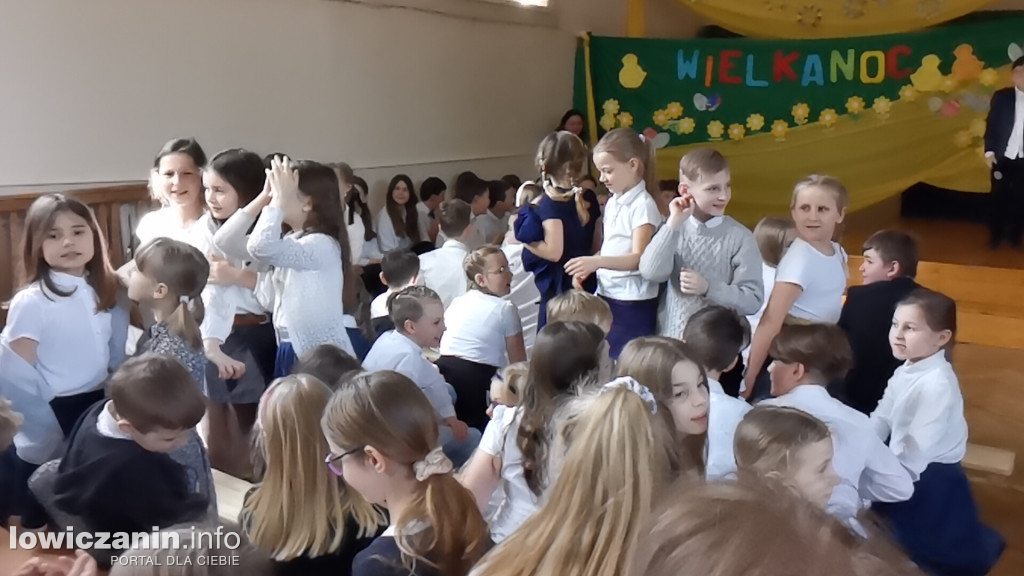 SP1 w Łowiczu. Apel z okazji świąt Wielkanocnych