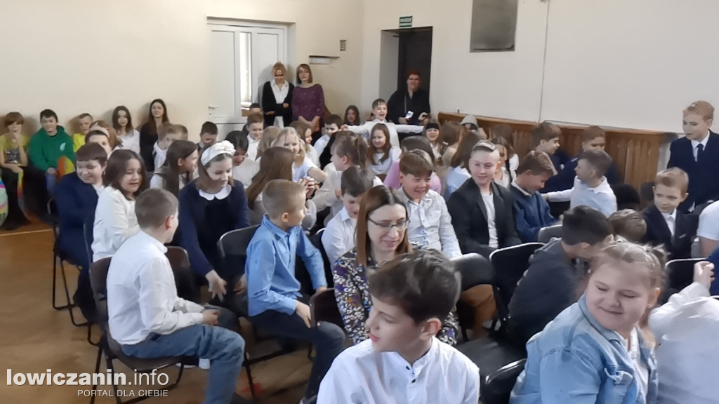 SP1 w Łowiczu. Apel z okazji świąt Wielkanocnych