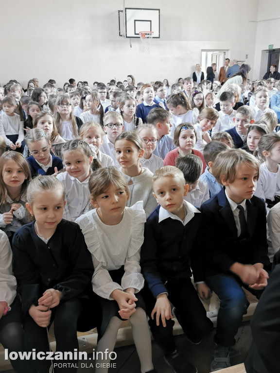 SP1 w Łowiczu. Apel z okazji świąt Wielkanocnych