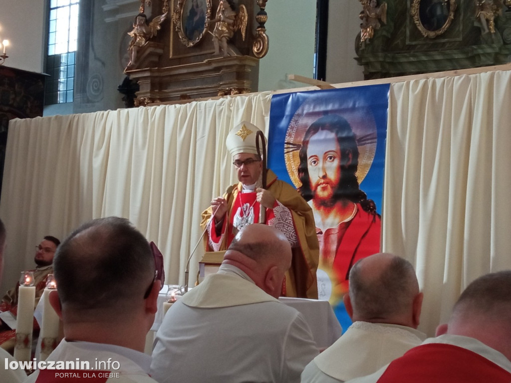 Msza jedności kapłańskiej w łowickiej katedrze