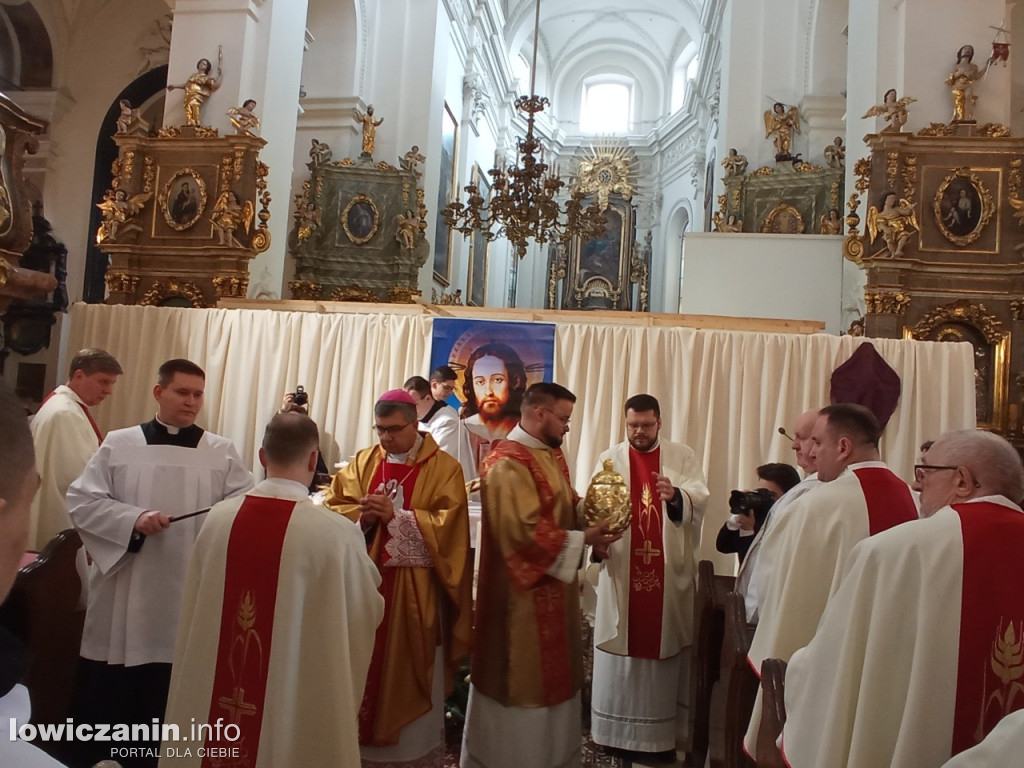 Msza jedności kapłańskiej w łowickiej katedrze