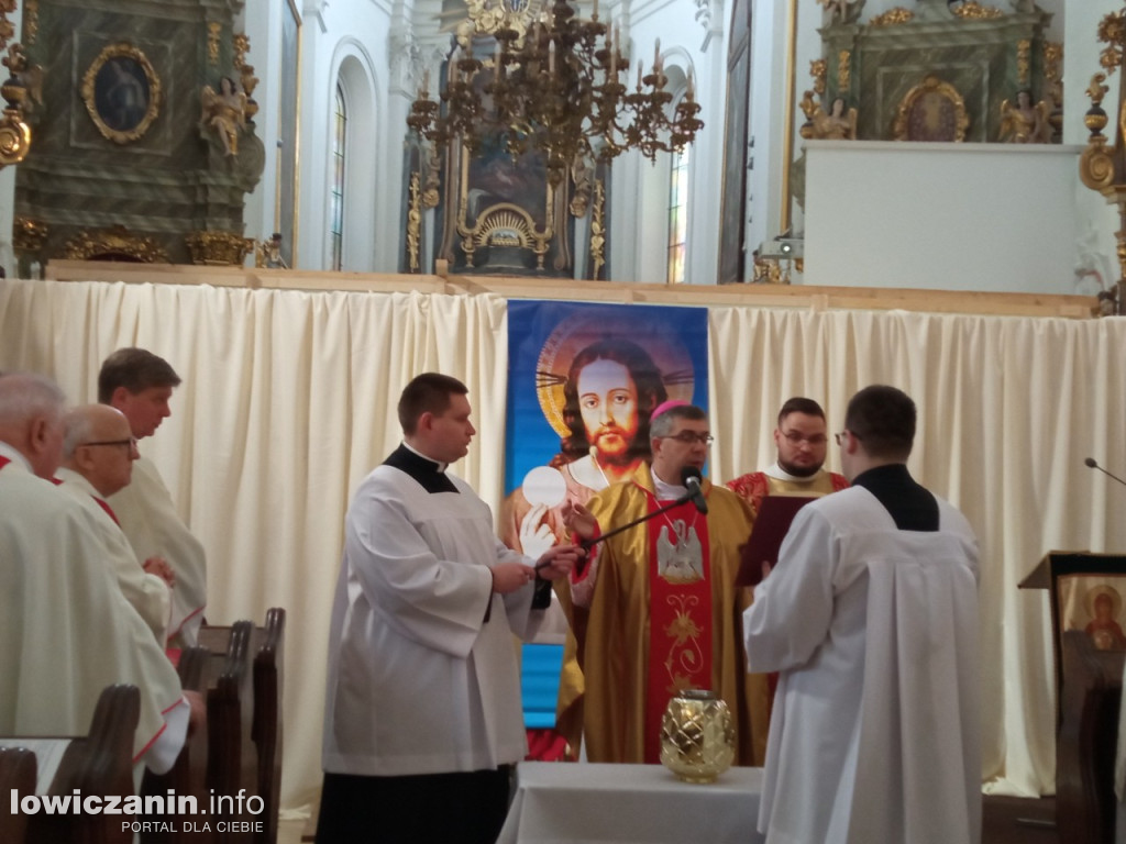 Msza jedności kapłańskiej w łowickiej katedrze