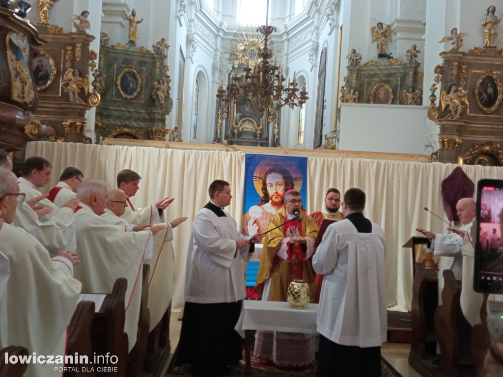 Msza jedności kapłańskiej w łowickiej katedrze