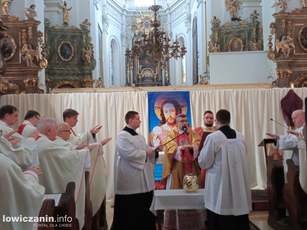 Msza jedności kapłańskiej w łowickiej katedrze