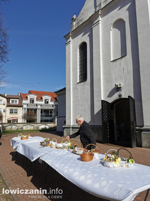 Święcenie pokarmów w kościołach w Łowiczu