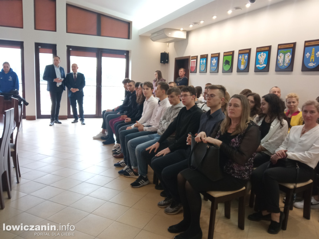 Wręczenie listów gratulacyjnych dla sportowców