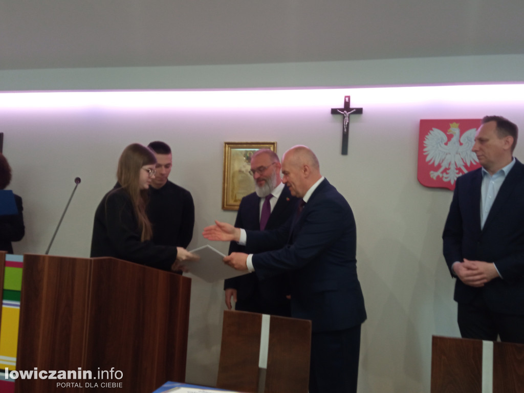 Wręczenie listów gratulacyjnych dla sportowców