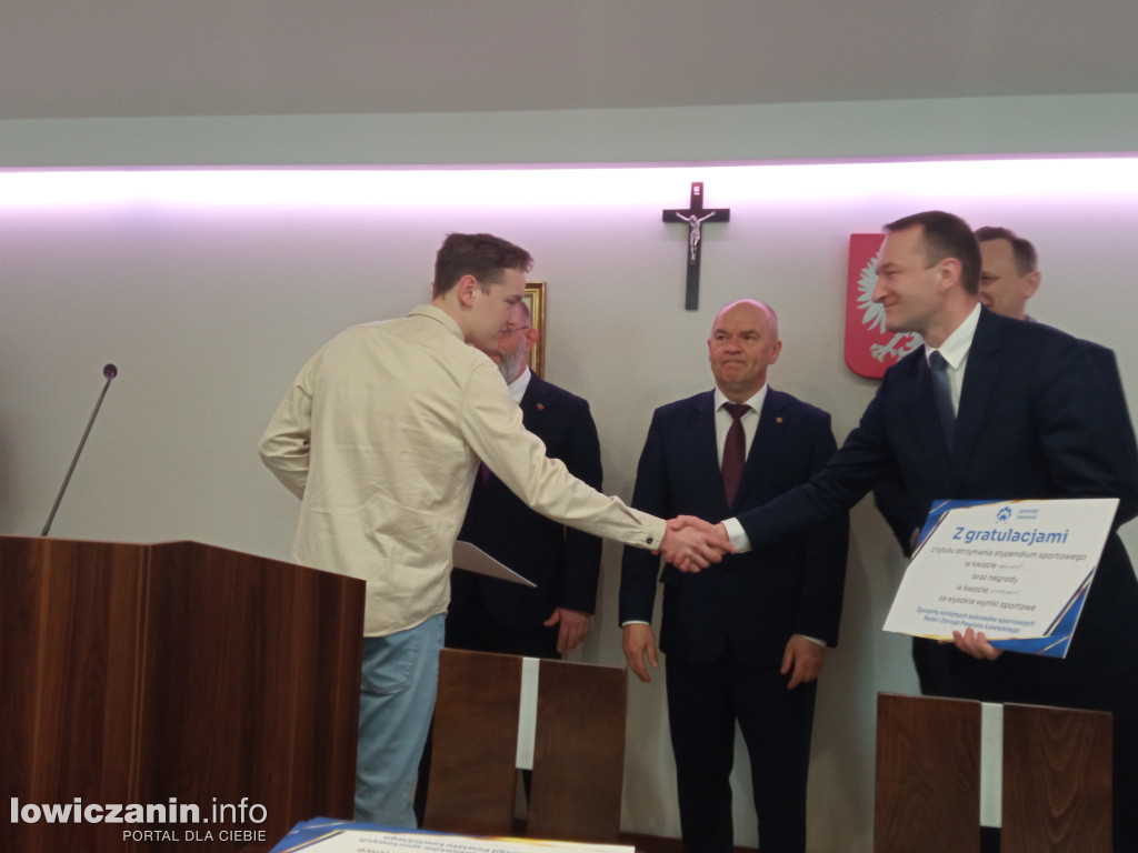 Wręczenie listów gratulacyjnych dla sportowców