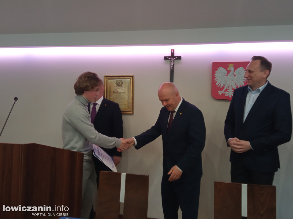 Wręczenie listów gratulacyjnych dla sportowców