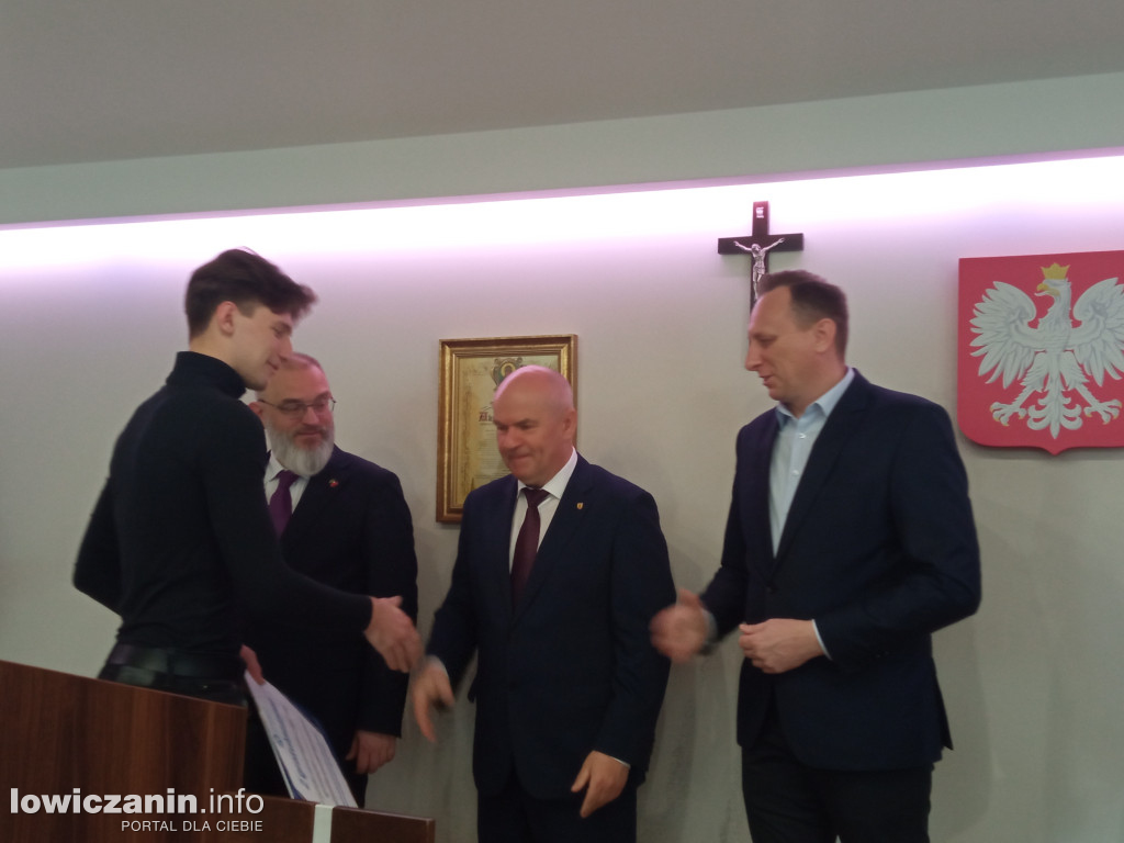 Wręczenie listów gratulacyjnych dla sportowców