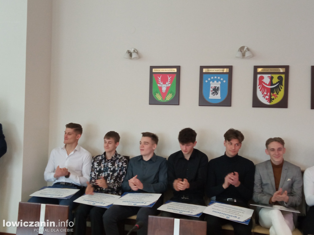 Wręczenie listów gratulacyjnych dla sportowców