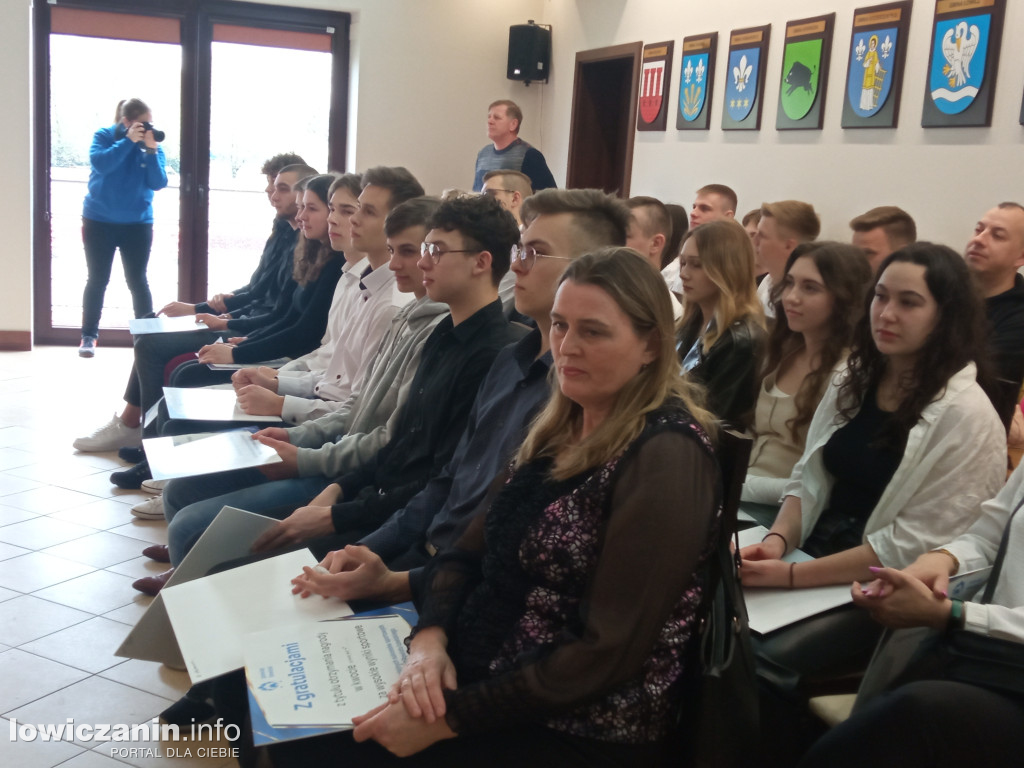 Wręczenie listów gratulacyjnych dla sportowców